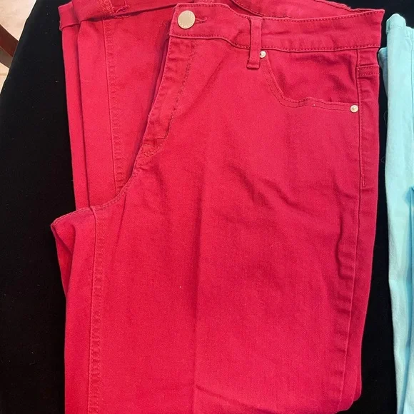 8 Pairs of Crown and Ivy Pants and Capris - Picture 6 of 14